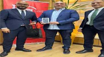 بنك saib يُسلّم هاتف iPhone 17 للفائز بحملته الترويجية لبطاقاته الائتمانية